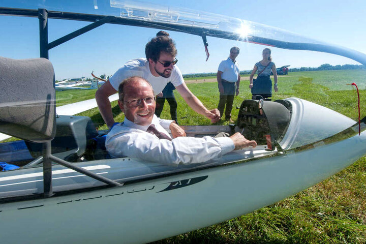 Innenminister Markus Ulbig (53, CDU) kam zum Probesitzen. Pilot Olver Krummel (31) erklärte ihm, wie ein Segelflieger funktioniert.