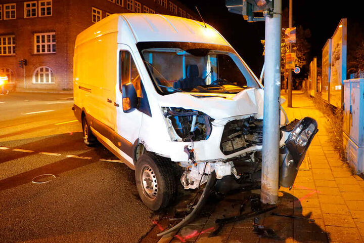 Der Transporter ist mit einem Toyota kollidiert.