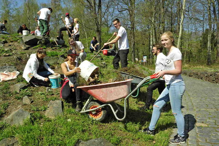 Viele fleißige FÖJler verpassten dem Botanischen Garten einen
Frühjahrsputz.