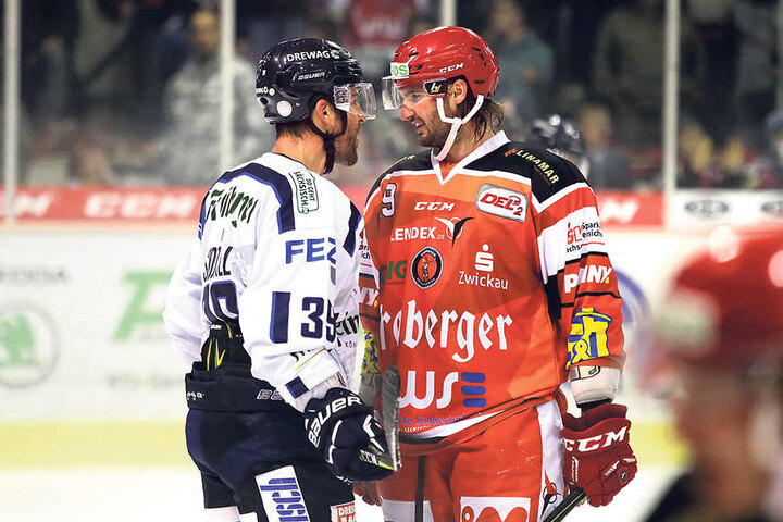 Im Derby war richtig Feuer drin. Eislöwe Matt Siddall (l.) liefert sich hier ein Wortgefecht mit dem späteren Matchwinner Jordan Knackstedt.