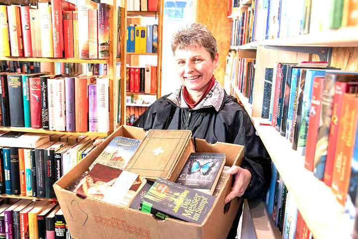 Bei Sabine Herrmann (49) wandert guter Lesestoff nicht in den Müll, sondern ins Bücherregal.