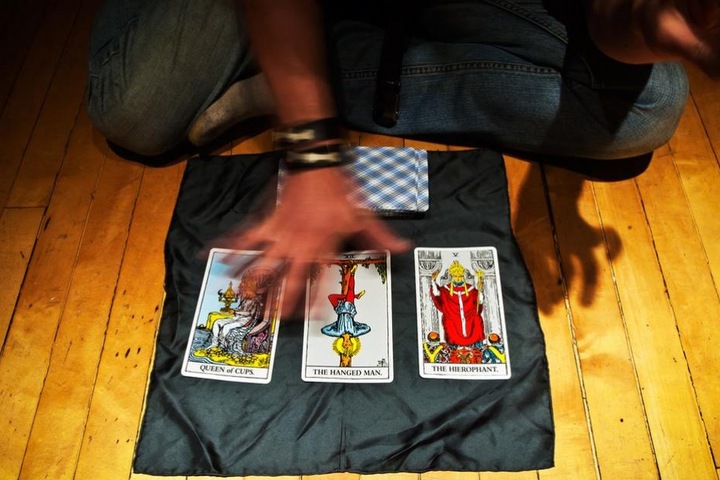 Einige versuchen, mit Tarotkarten die Zukunft vorauszusagen oder eine
Antwort auf persönliche Fragen zu finden.