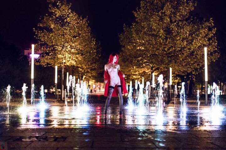 Diese Rothaarige zieht am Brunnen an der Hauptstraße blank.
