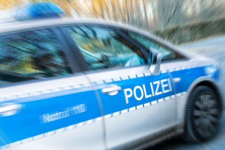 Die Polizei sperrte die Landstraße bis 14 Uhr. (Symbolbild)