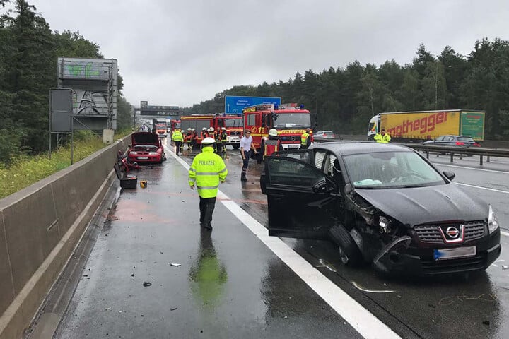 Der Fahrer des Nissan blieb nach ersten Informationen unverletzt.