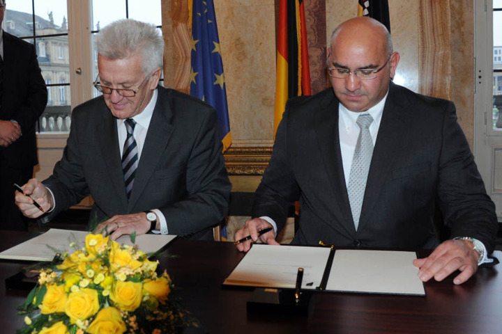 Winfried Kretschmann (links) und Danieß Strauß unterzeichneten 2013 den Staatsvertrag zwischen Baden-Württemberg und dem Verband deutscher Sinti und Roma. (Archiv)
