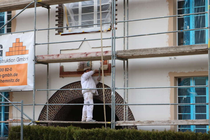 Das Fassadenelement wird derzeit wieder an dem Haus angebracht.