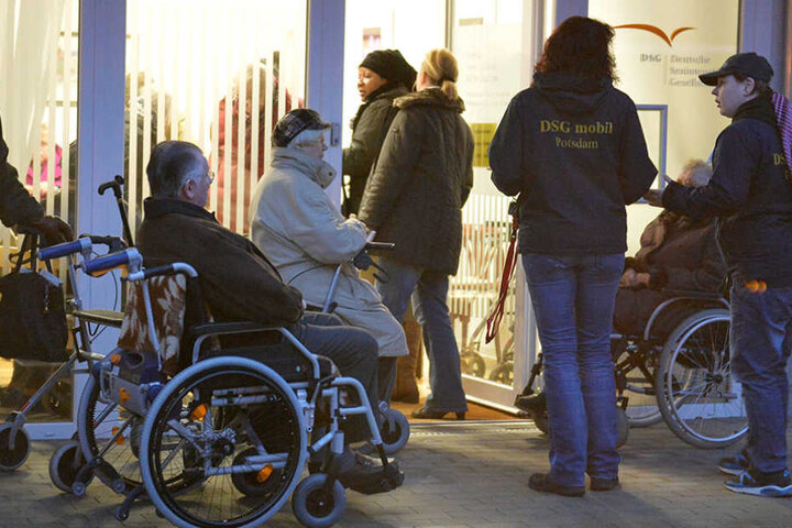 Bewohner eines Altersheims warten am Mittwochmorgen in Potsdam auf ihre Evakuierung.