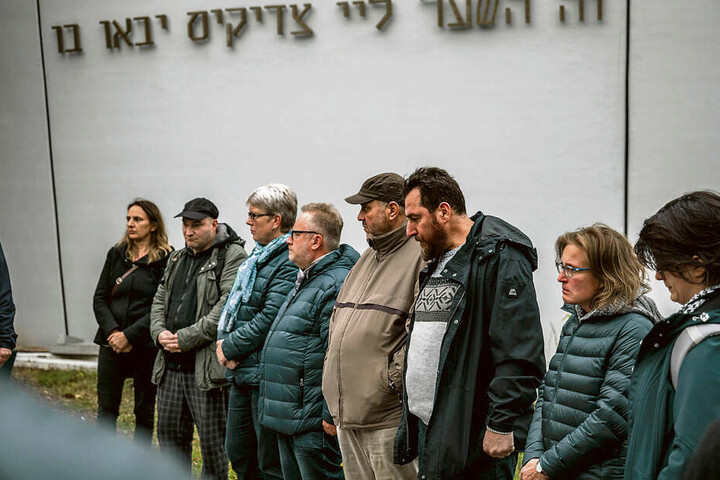 In Chemnitz versammelten sich ebenfalls mehrere Dutzend Menschen vor der Synagoge.