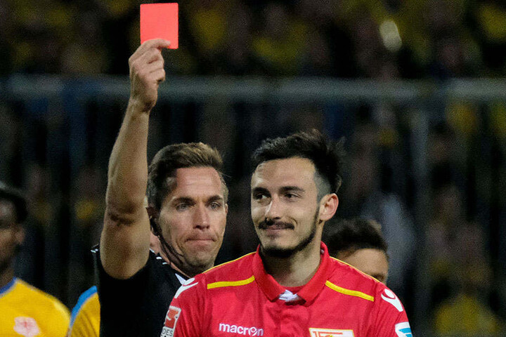 Spielentscheidend: Schiedsrichter Tobias Stiler zeigt Berlins Roberto Puncec die rote Karte.