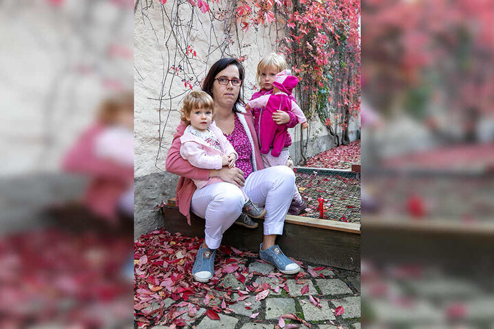 Claudia Schmidt (38) mit zwei ihrer drei Kinder: Wurde der Mutter gekündigt, weil sie für ihre kranke Tochter sorgen musste?