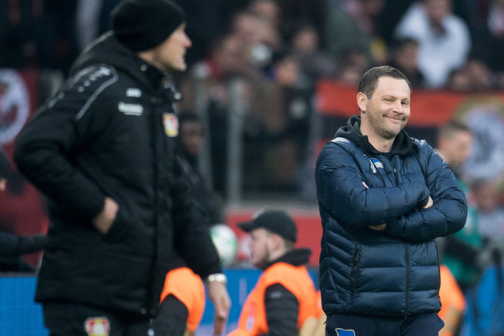 Leverkusens Trainer Heiko Herrlich (l) und Trainer Pal Dardai von Berlin nebeneinander an der Seitenlinie.