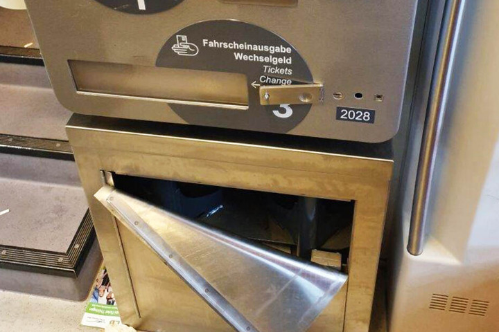Auch ein Fahrtenautomat wurde beschädigt.