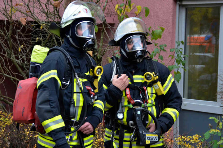 Die Feuerwehrleute rückten mit Atemschutzausrüstung an.