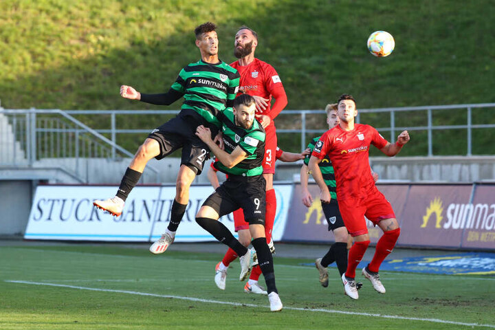 FSV-Spieler Christopher Handke im Zweikampf mit Münster-Spieler Heinz Mörschel und Rufat Dadashov.