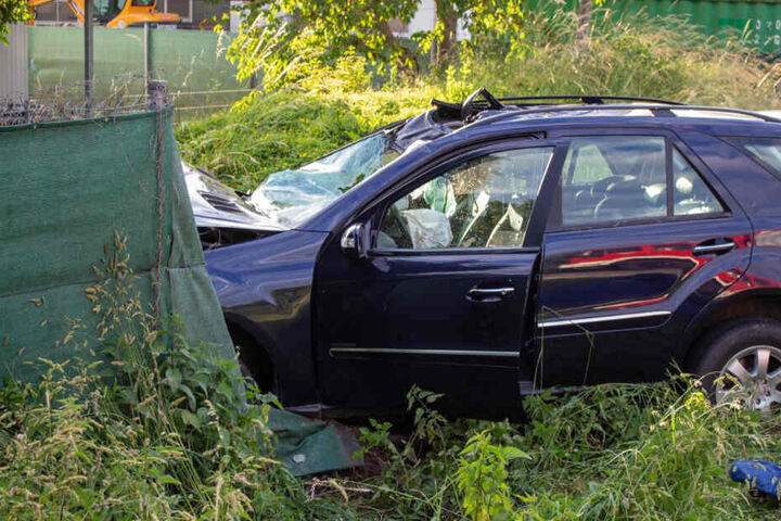 Die 60-jährige Mercedes-Fahrerin kam von der Fahrbahn ab und starb.