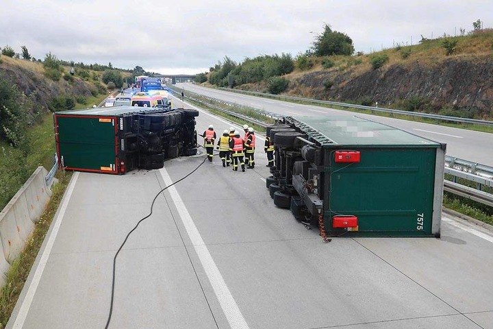 Der Lkw und sein Anhänger kippten um. Die A17 ist in Richtung Dresden ist voll gesperrt.