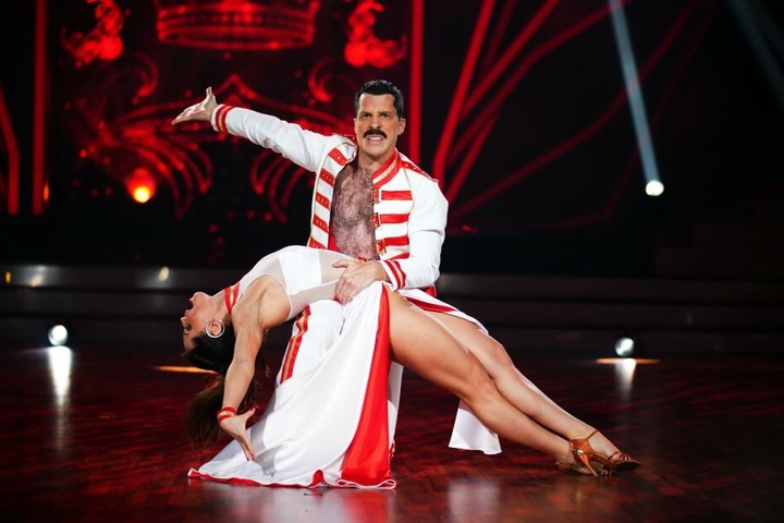 Oliver Pocher zeigte einige lustige Parodien wie hier, als er Freddie Mercury (†) mimte.