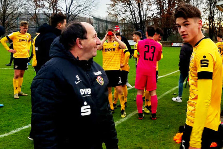Dynamo Dresdens Spieler waren nach dem Erfolg völlig platt, hatten sie doch alles raus gehauen. Doch die Freude steht 1:0-Torschützen Maximilian Großer (r.) ins Gesicht geschrieben.