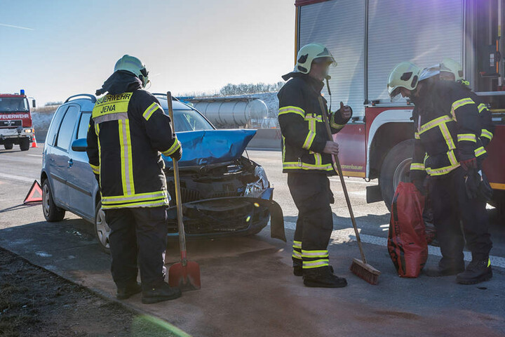 Die Feuerwehr musste nach dem Unfall auslaufende Betriebsstoffe binden.