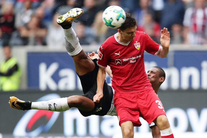 Sébastien Haller, hier hinter Marcin Kaminski, erzielte das Siegtor gegen Stuttgart per Seitfallzieher.