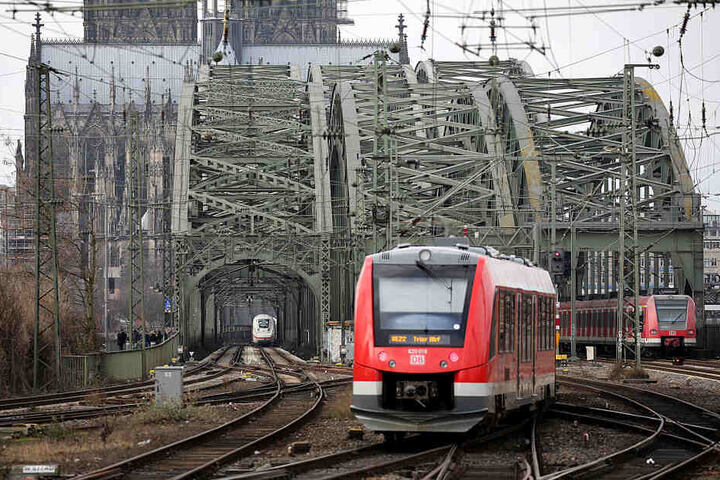 Der Verkehr über die Hohenzollernbrücke werde eingestellt, wenn die Bombe entschärft wird.