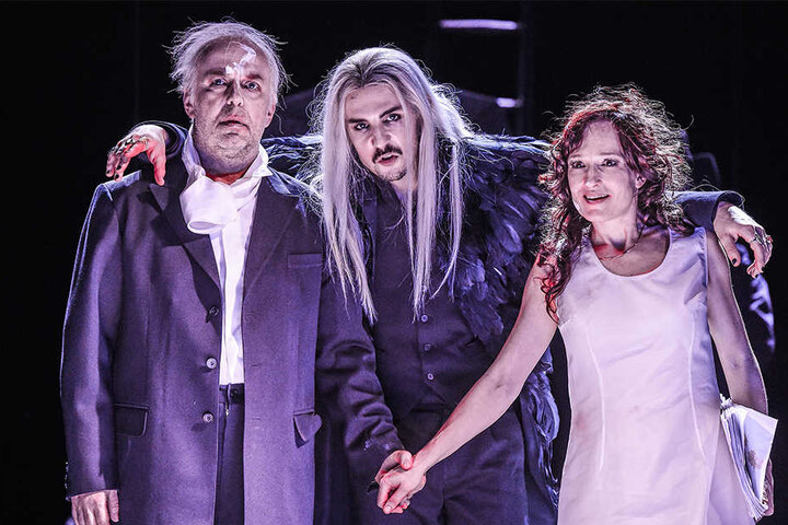 Der Meister (Andreas Manz-Kozár) und Margarita (Ulrike Euen) mit Teufel Voland (Jan Gerrit Brüggemann, Mitte).