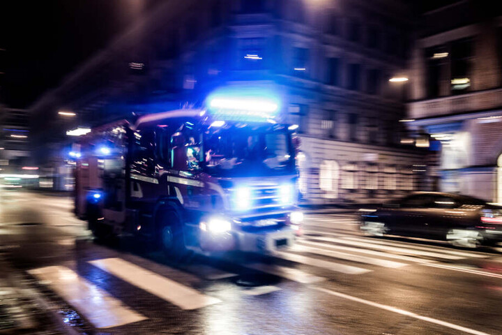 Feuerwehrauto eilt zum Einsatzort. (Symbolbild)
