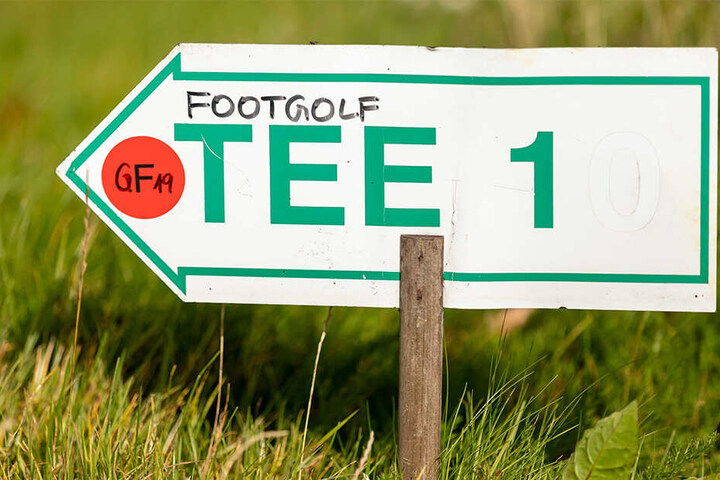 Von sogenannten "Tees" aus wird der Ball abgeschlagen.