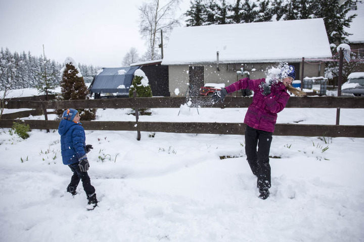 Schon am Ostermontag reichte der Schnee für eine Schneeballschlacht aus.