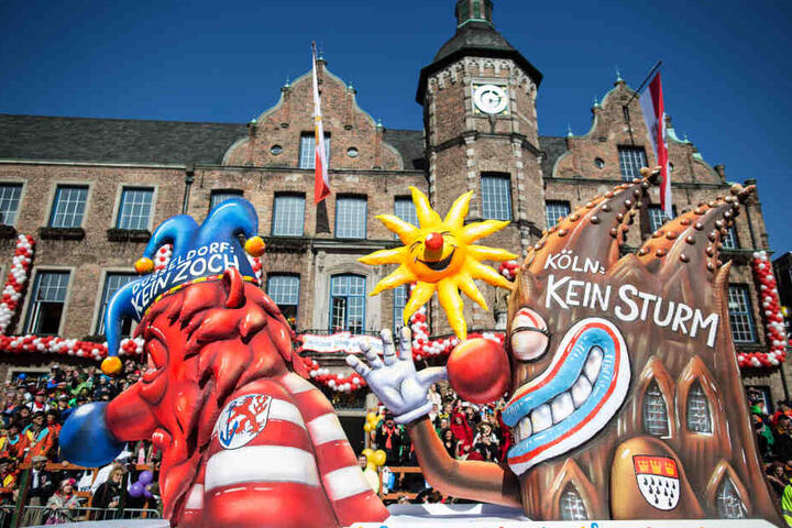 in Karnevalswagen zeigt beim nachgeholten Rosenmontagszug im Jahr 2016 in Düsseldorf das Motiv "Düsseldorf kein Zoch - Köln kein Sturm".