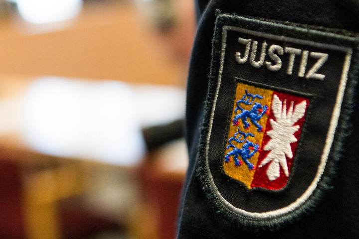 Der Aufnäher eines Justizbeamten in einem Landgericht in Schleswig-Holstein (Symbolbild)