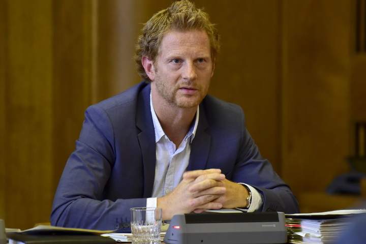 Baubürgermeister Michael Stötzer (44, Grüne) will, dass Pendler künftig fürs
Parken zahlen.