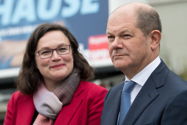 Dabei als Begleitung: Olaf Scholz, der hier zusammen mit Andrea Nahles (SPD) zu sehen ist.