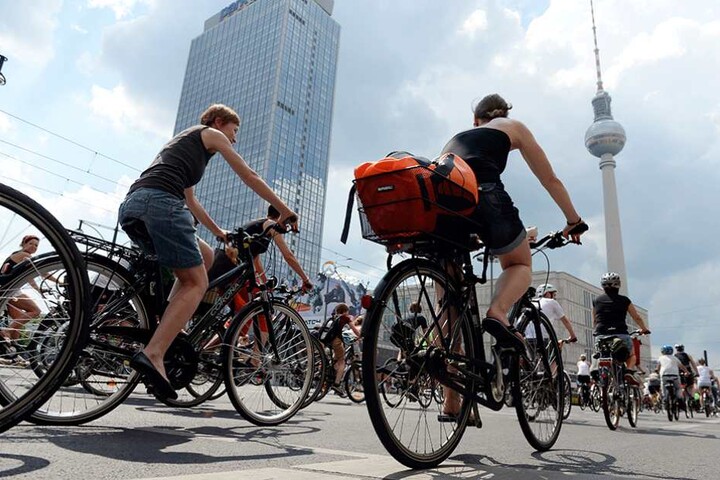 Eine Raddemo fährt durch Berlin, um die Forderungen der Initiative für mehr und bessere Radwege zu unterstützen (Archivbild).