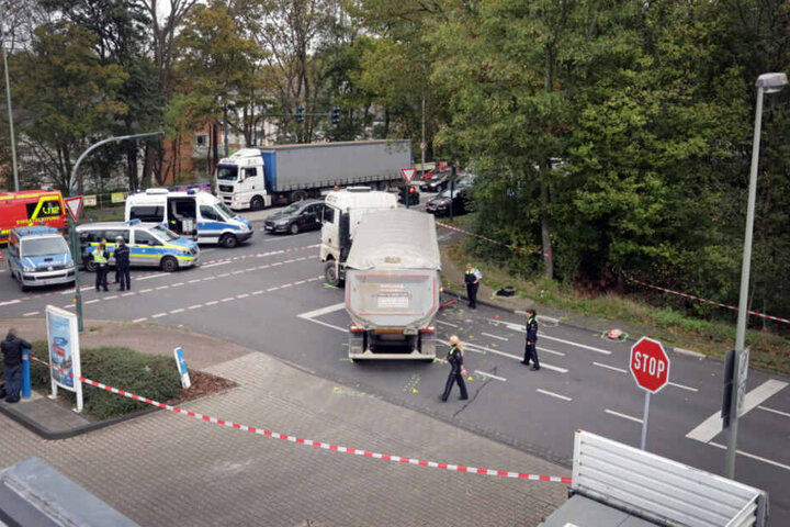 Ein elfjähriges Mädchen ist bei dem schweren Unfall ums Leben gekommen.