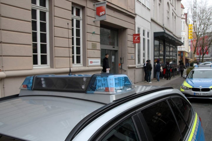 Die Polizei rückte mit mehreren Streifenwagen an.