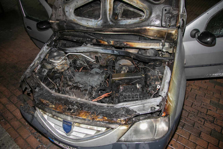 Das Feuer war im Motorraum des Auto ausgebrochen. Er wurde stark in Mitleidenschaft gezogen.