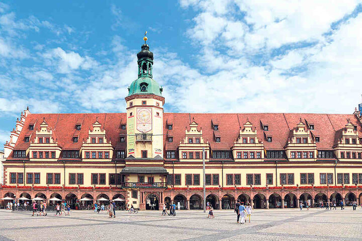 Im Alten Rathaus werden sie von Ministerpräsident Stanislaw Tillich (56, CDU) empfangen.