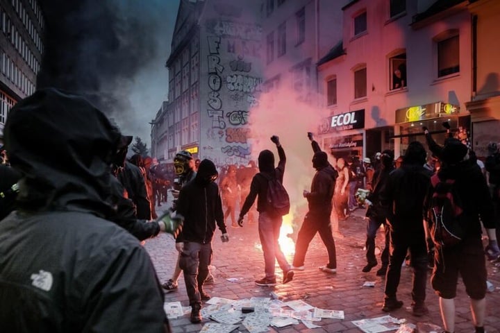 Autonome randalieren während des G20-Gipfels im Hamburger Schanzenviertel.