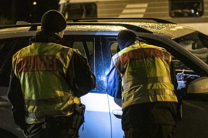 Der Senior hatte offenbar versucht, einer Kontrolle durch die Polizei zu entgehen. (Symbolbild)