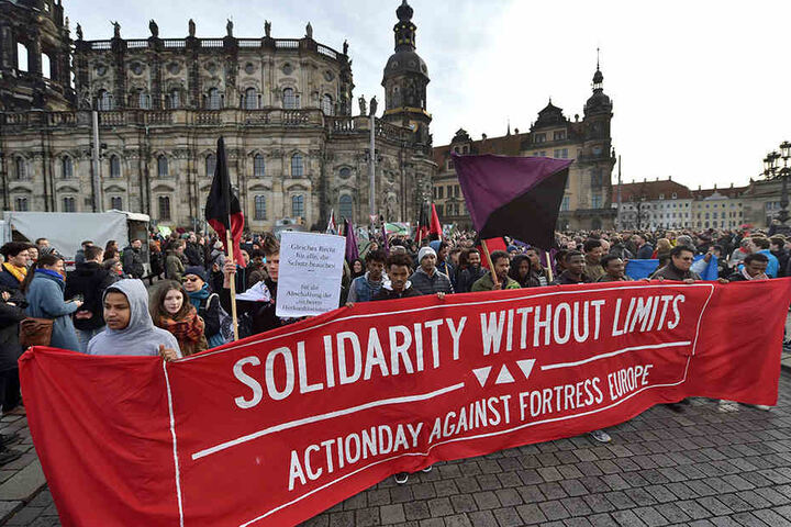Bereits im Februar demonstrierte „Solidarity without limits“ über die
Marienbrücke.
