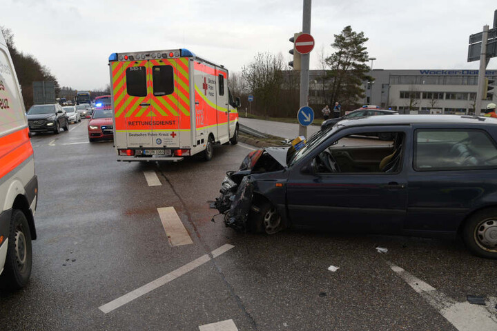 Rettungskräfte an der Unfallstelle an der Kreuzung.