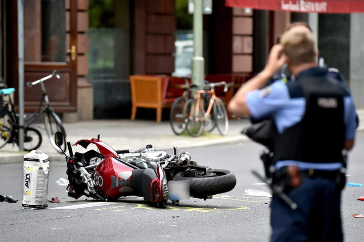 Ein Motorrad ist mit Fußgängern zusammengestoßen.