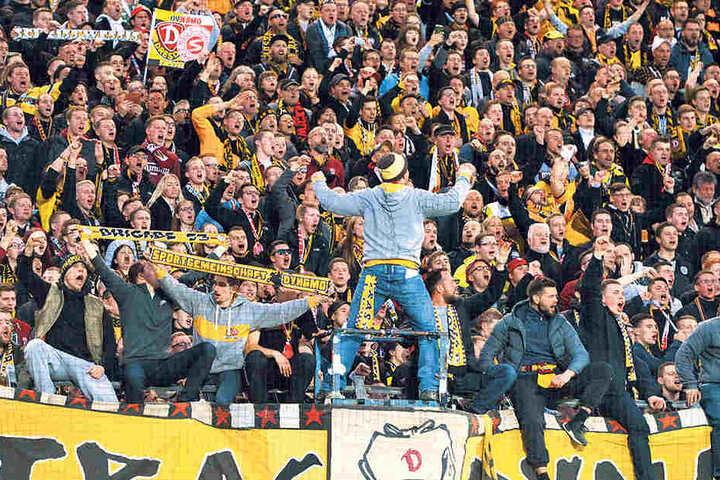 Diese Wand ist treu! Die mitgereisten Dynamo-Fans feierten nach dem Spiel lautstark ihre Lieblinge.