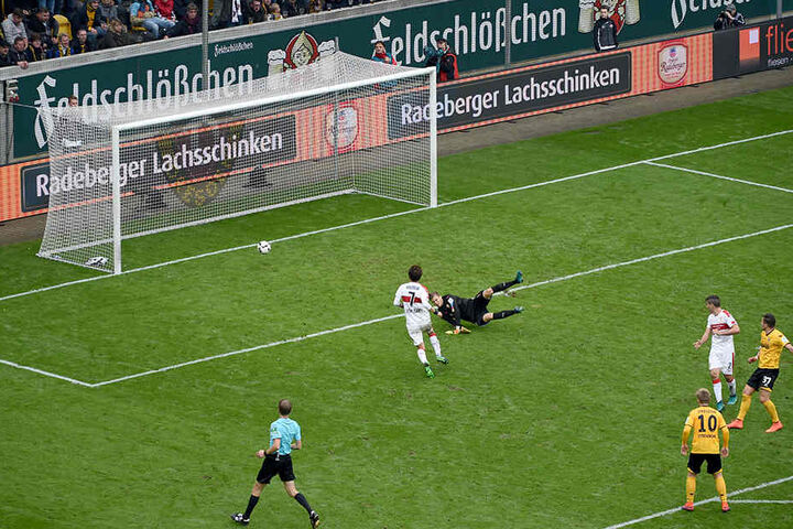 Pascal Testroet (r.) triff tzum 5:0-Endstand.