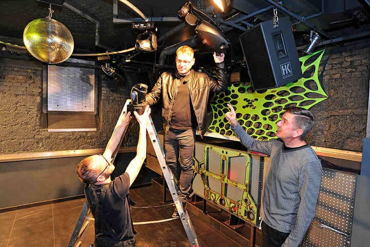 Techniker Sven Pfeifenbring (49), Karsten Kluge (44) und Olaf Walter (58) bei letzten Arbeiten an der Beleuchtung für die neue Tanzfläche im Fuchsbau.