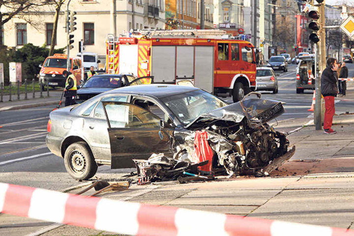 Der zerlegte Audi nach der Amokfahrt am Straßenrand. Ein Wunder, dass niemand ernsthaft zu Schaden kam.