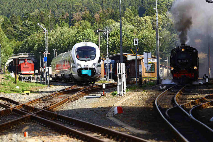 Der ICE hielt am Dienstag direkt neben der Fichtelbergbahn.
