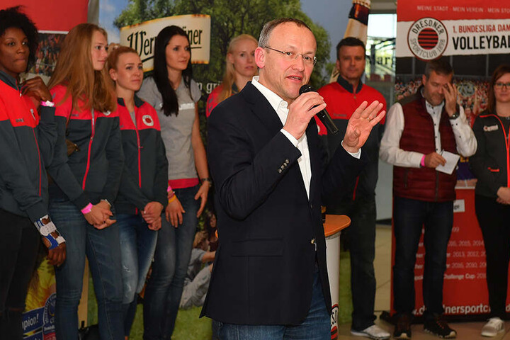 Sportbürgermeister Dr. Peter Lames bei seinem Versprechen vor Mannschaft und Fans.